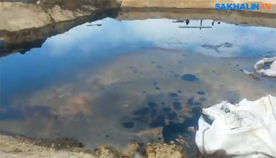 Брошенные "ИГЛом" нефтесодержащие отходы на производственной площадке у села Вал