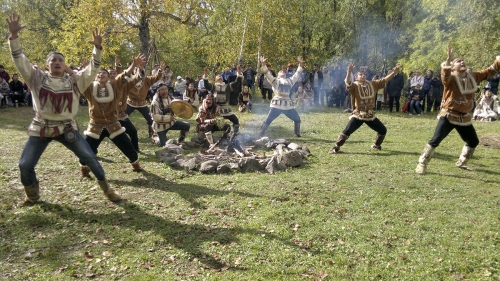 Традиционно сначала был проведен обряд благодарения Ворона Кутха, прародителя Камчатки по ительменскому преданию, за удачную охоту и рыбалку.