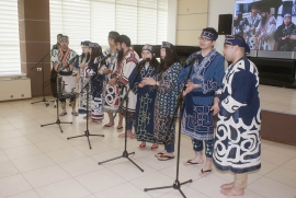 Представители народа айнов, которые приехали на остров из города Саппоро (Япония)