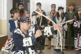 Представители народа айнов, которые приехали на остров из города Саппоро (Япония)